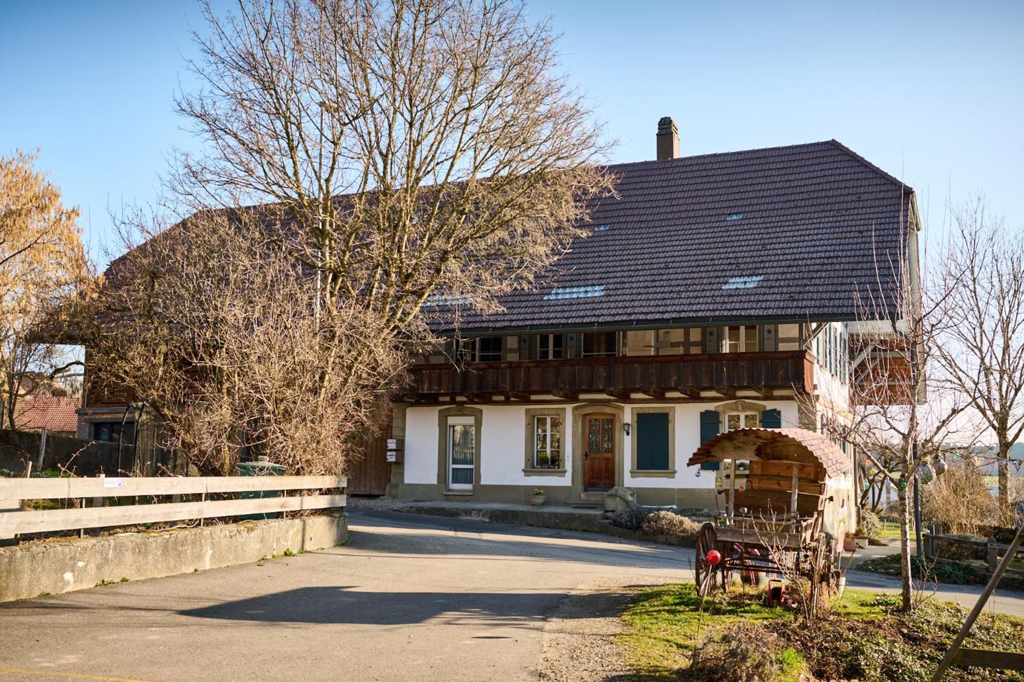 Uelis-Stöckli-Gästezimmer auf belebtem Bauernhof mit Hotpot und Alpakatrekking Meikirch Exterior foto